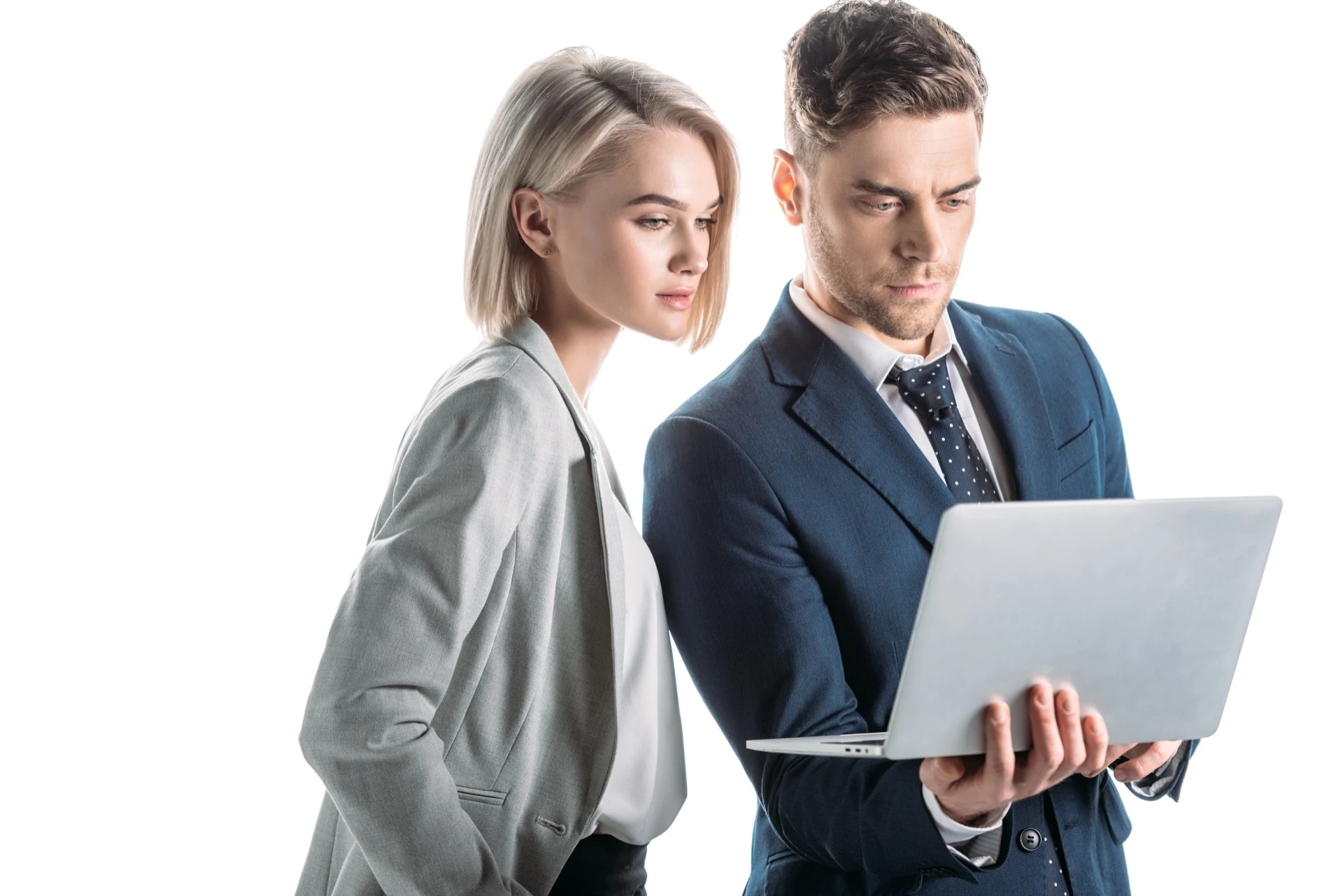 Zwei Personen fokussiert vor Laptop am Konfigurator — Symbol für strukturiertes Briefing.